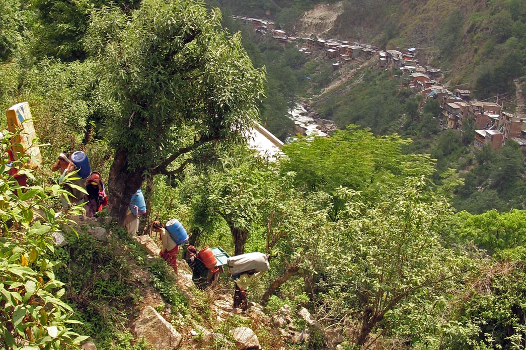10_porters_climb_up_hill_at_border