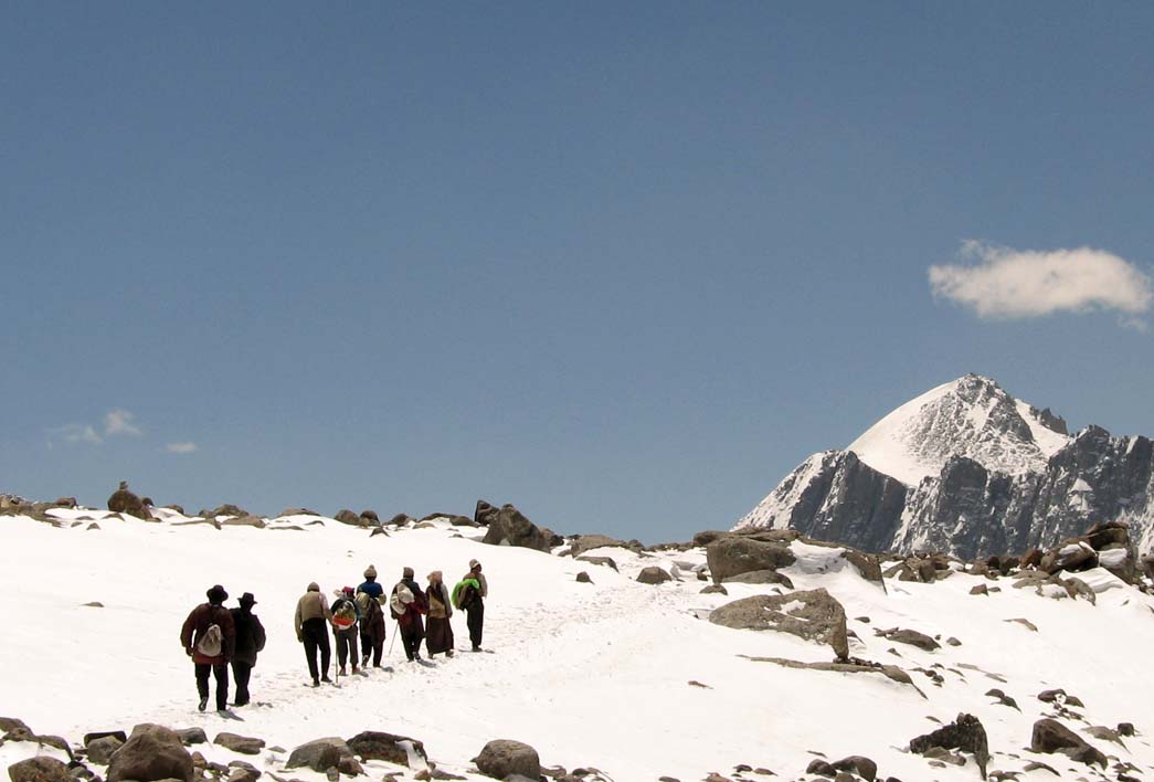 41_pilgrims_continue_on_from_pass